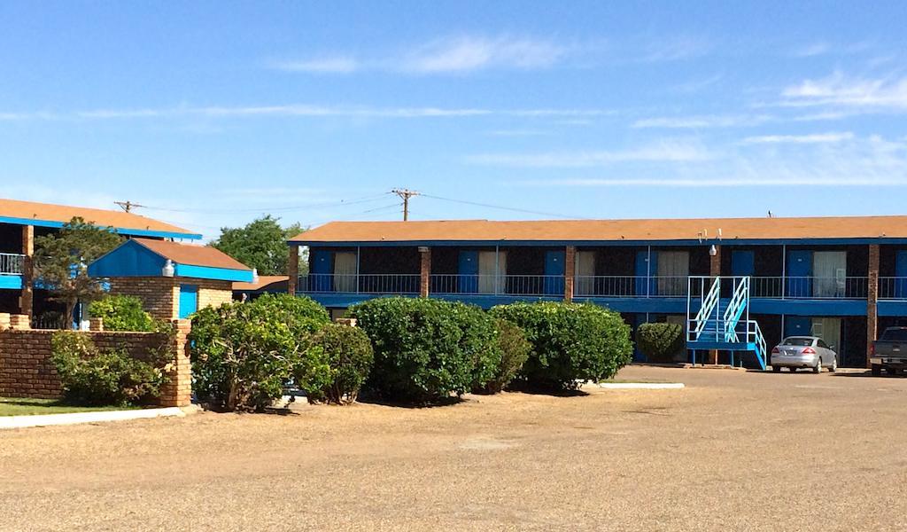 Crystal Palace Inn Brownfield Exterior photo